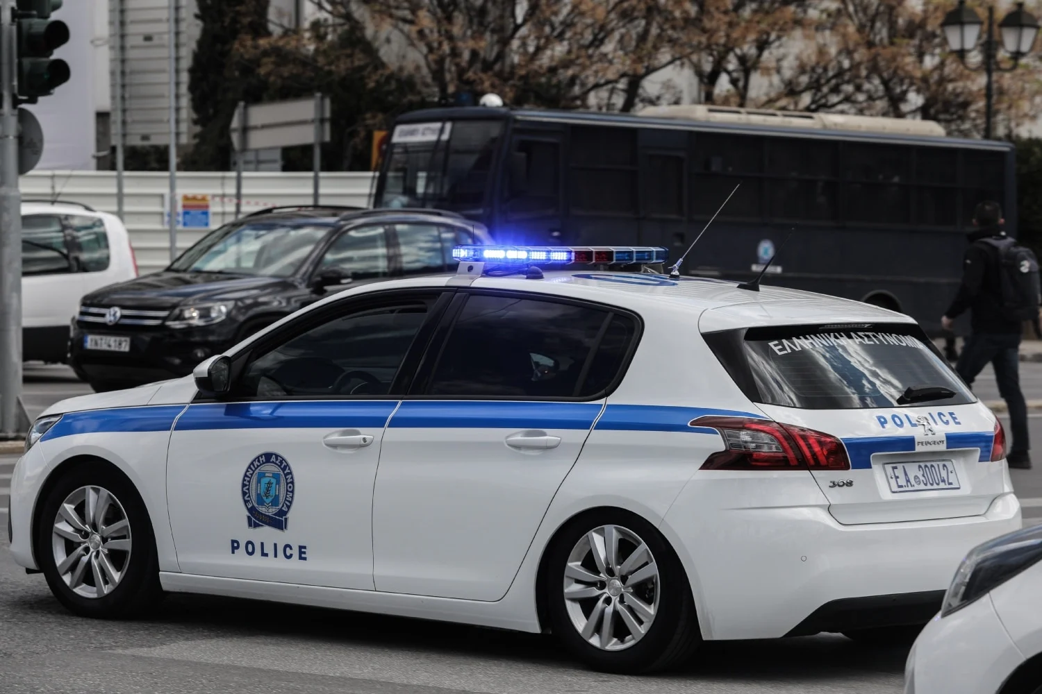 Άγριος καβγάς οδηγών στην Ιερά Οδό για την προτεραιότητα - Επιτέθηκε με τσεκούρι και συνελήφθη - Lawandorder.gr