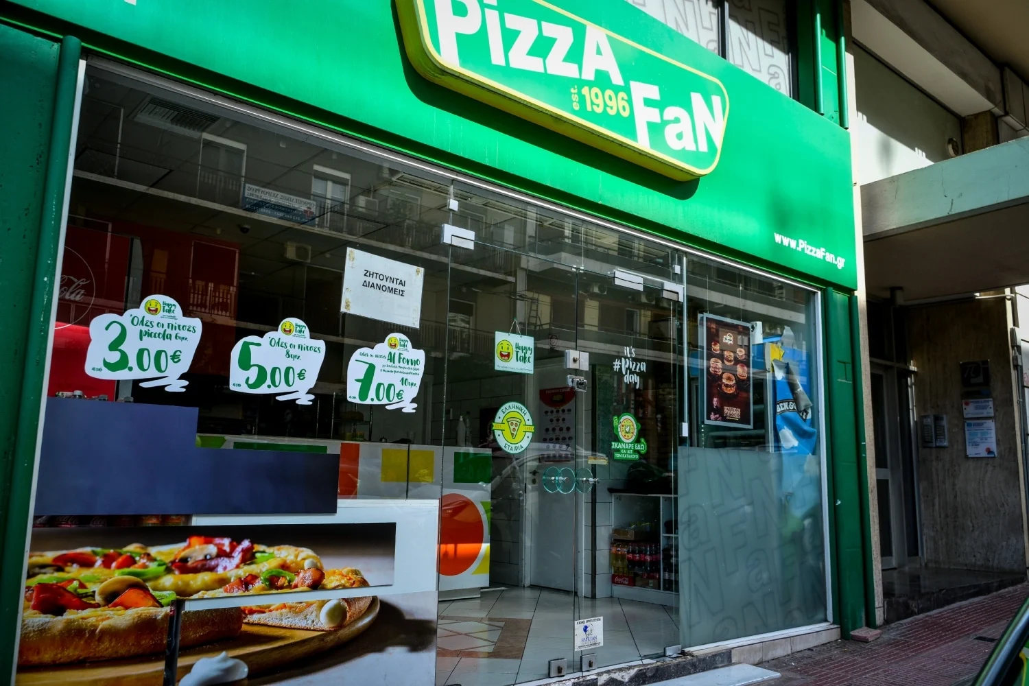 Πειραγμένες ταμειακές στην Pizza Fan: Κρυφό χρηματοκιβώτιο εντοπίστηκε στην κατοικία του ιδιοκτήτη