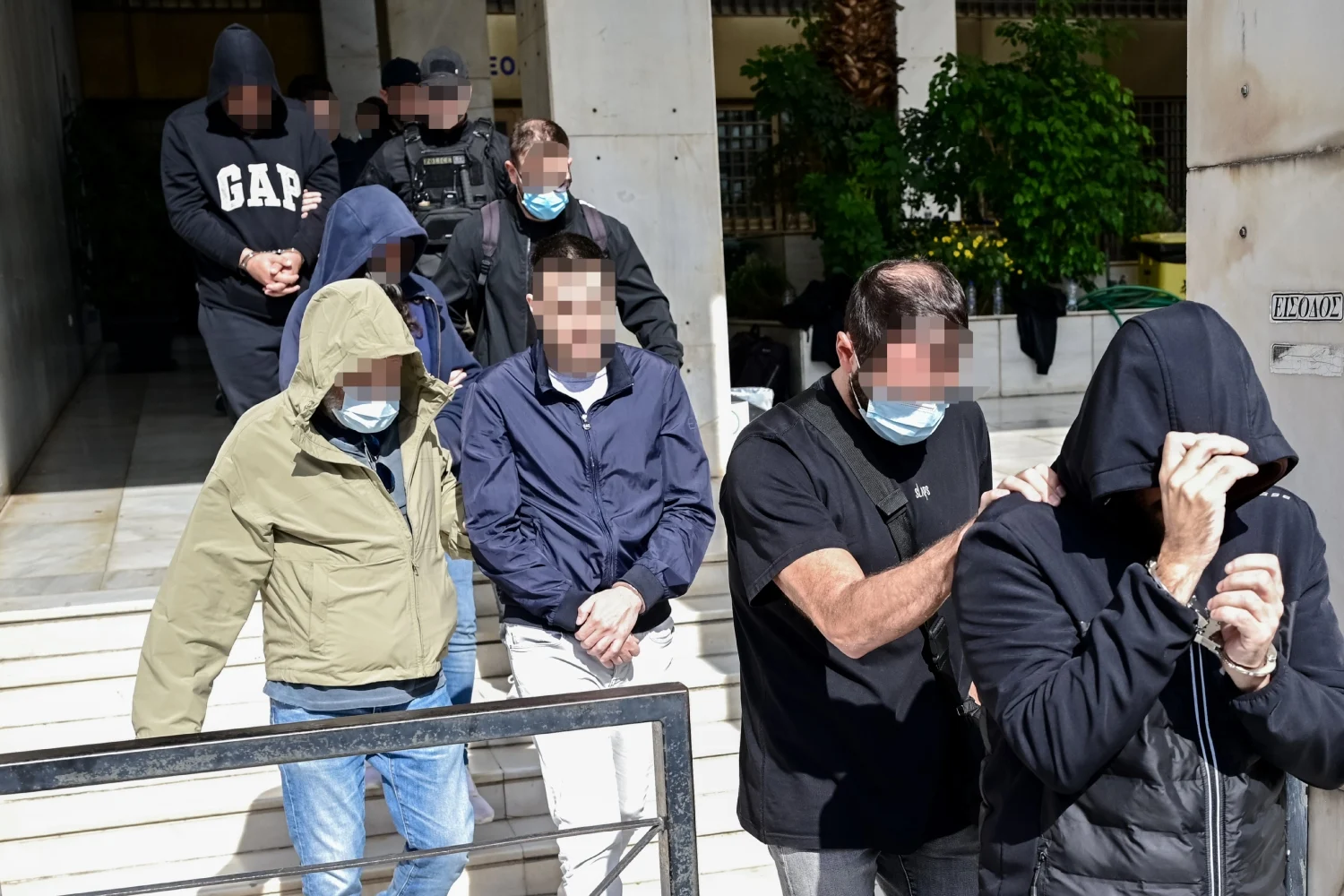 Pizza Fan: Με κουκούλες και σκυμμένα κεφάλια οδηγήθηκαν στην Ευελπίδων οι συλληφθέντες για το κύκλωμα (εικόνες)