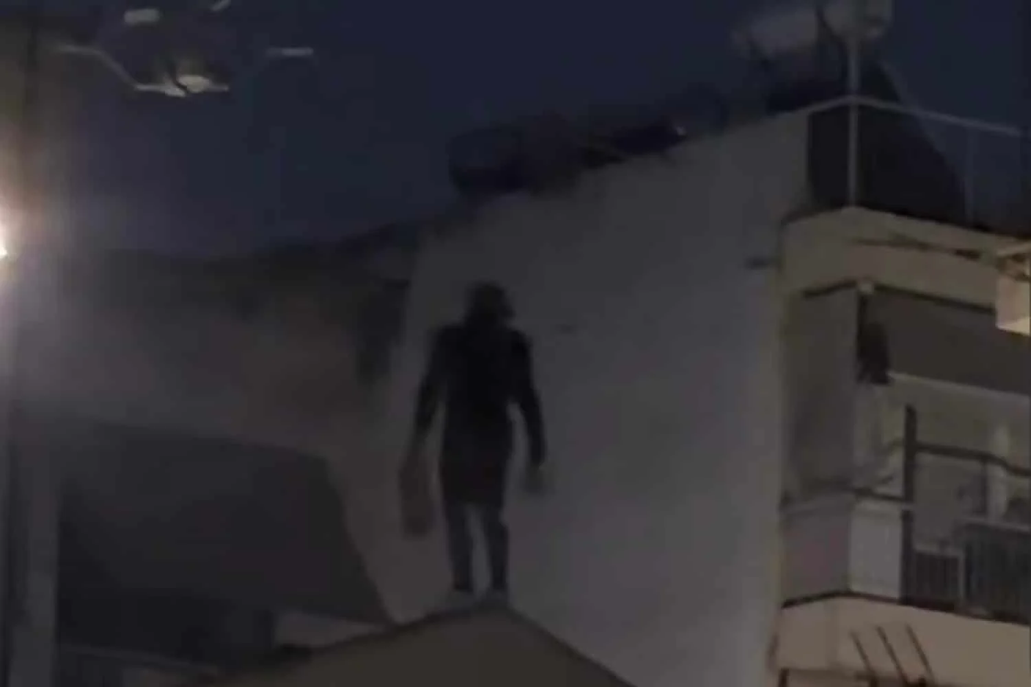 Σεπόλια: Άνδρας ανέβηκε σε στέγη σπιτιού και πετάει πέτρες και τούβλα – Ισχυρή αστυνομική παρουσία - Lawandorder.gr
