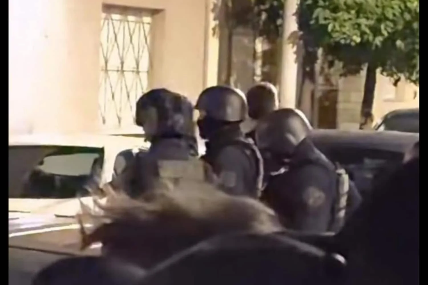 Σεπόλια: Συνελήφθη ο άντρας που πετούσε κεραμίδια από ταράτσα - Το χρονικό - Lawandorder.gr