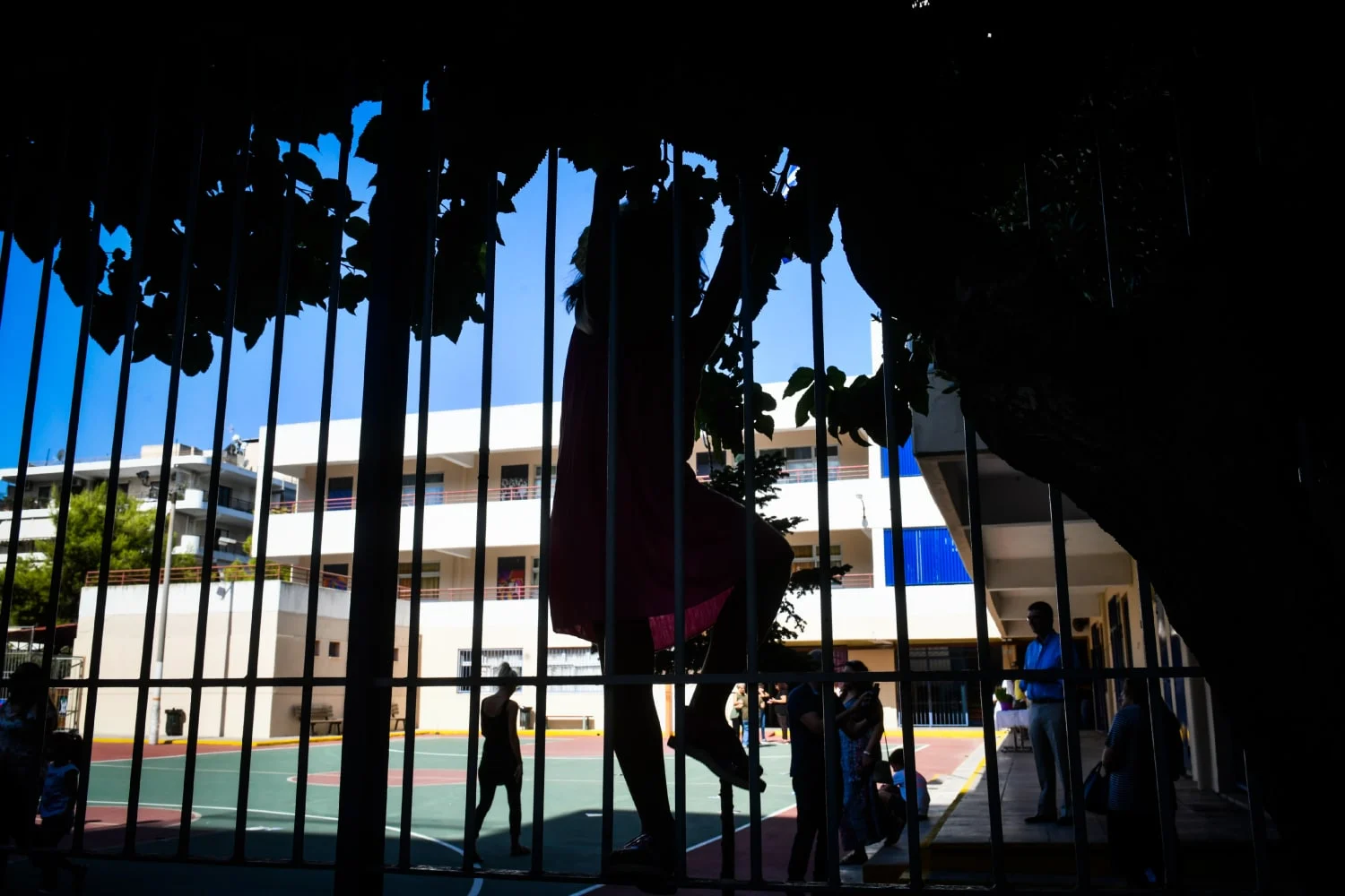 Βούλα: «Άνοιξαν τα στόματα, χρόνια η… κολόνια» καταγγέλει η μητέρα 13χρονης για τον καθηγητή που τέθηκε σε αργία