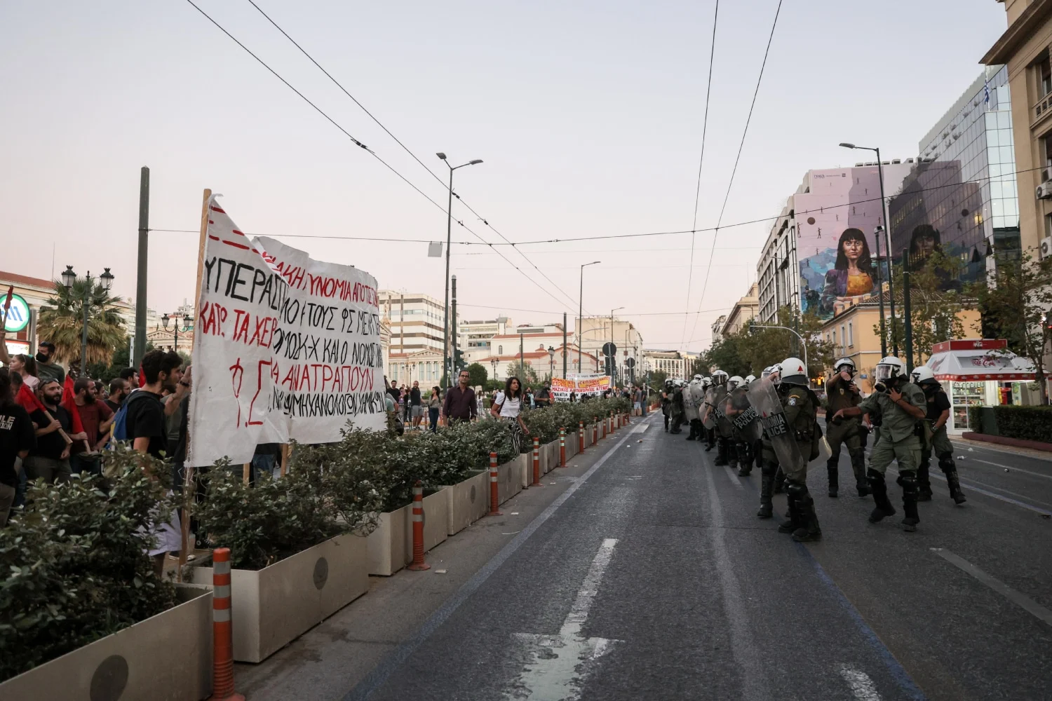 Πανεκπαιδευτικό συλλαλητήριο στις 12:00 στα Προπύλαια – Στάση εργασίας στο Δημόσιο, επί ποδός η ΕΛ.ΑΣ.