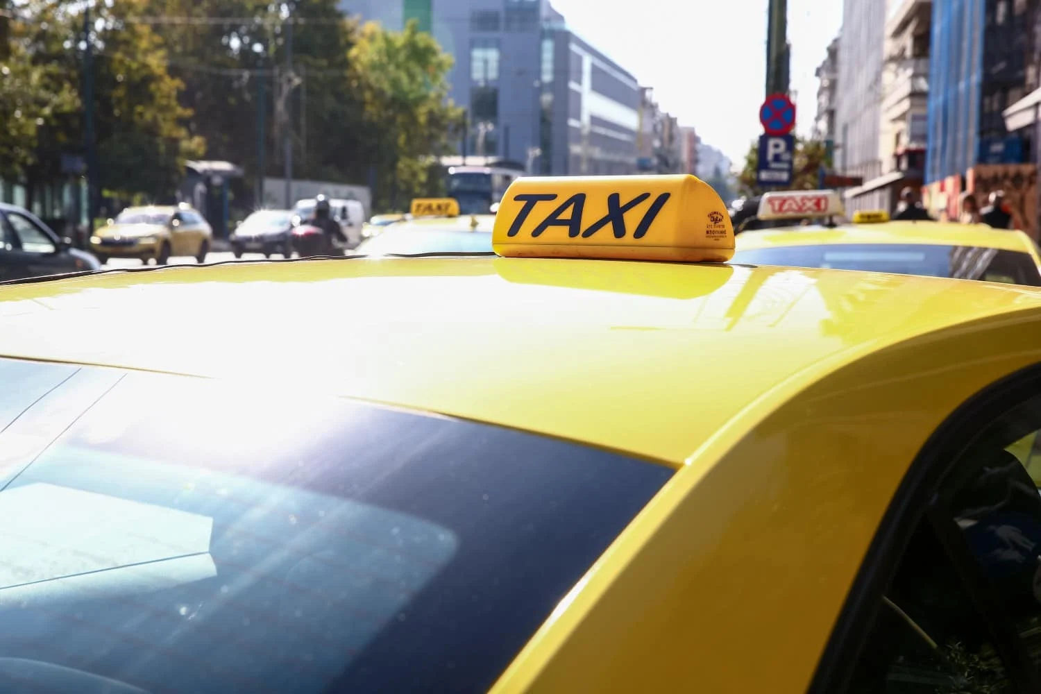 Οδηγός ταξί έτρεχε με πάνω από 200 χλμ/ώρα στην Αττική Οδό και ανέβαζε βίντεο στο TikTok - Lawandorder.gr