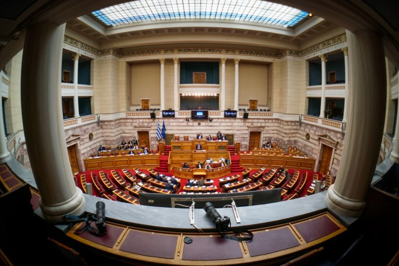 Πυρά από την αντιπολίτευση για τα κυβερνητικά μέτρα στα καύσιμα: «Εμπαιγμός και επικοινωνιακή διαχείριση της ακρίβειας»