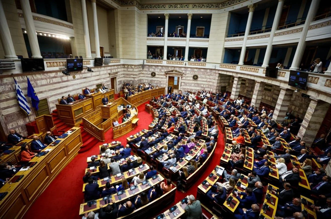 Βουλή: Υπερψηφίστηκε το ν/σ για την απαγόρευση των social media στους ανηλίκους – «Παρών» από το ΠΑΣΟΚ, «όχι» από την αντιπολίτευση