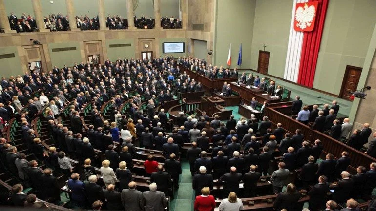 Ο Καζίνσκι επανφέρει θέμα εξόδου της Πολωνίας από την ΕΕ