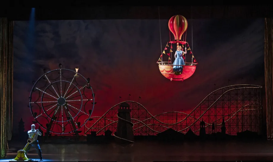 Μότσαρτ με φόντο το λούνα παρκ: Το «Così fan tutte» της Met Opera στο Μέγαρο